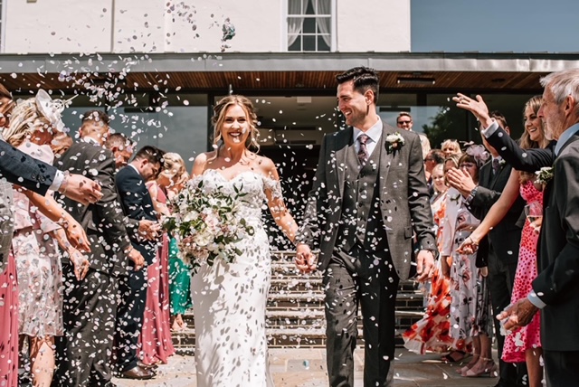 Tewkesbury park hotel confetti photo