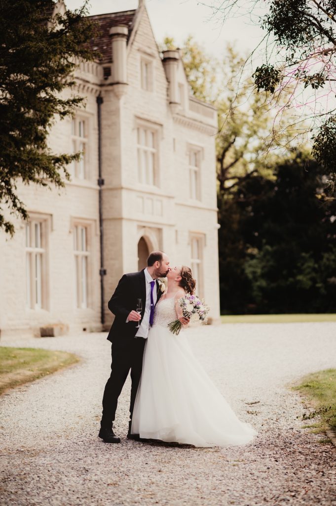 couple kissing at chambers court. Tewkesbury Wedding photographer